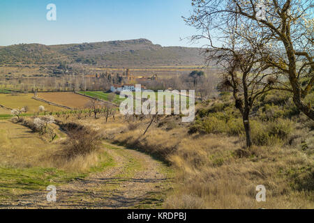 Itinerario a piedi nei pressi di Vera de Moncayo, con Monasterio de Veruela monastero a distanza, Aragona, Spagna. Febbraio 2017. Foto Stock