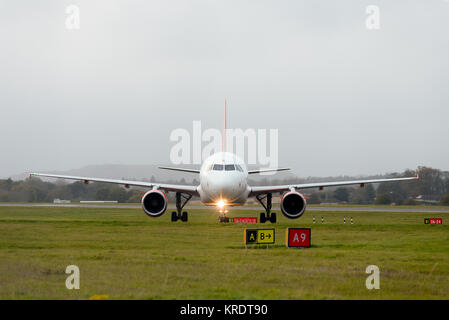 Passeggeri EasyJet aereo G-EZIL Airbus A319-111 rullaggio dopo l'atterraggio all'Aeroporto Internazionale di Edimburgo. Foto Stock