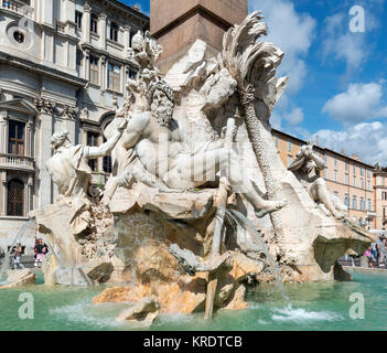 Fontana dei Quattro Fiumi di Gian Lorenzo Bernini che mostra il dio fiume Gange, Piazza Navona, Roma, Italia Foto Stock