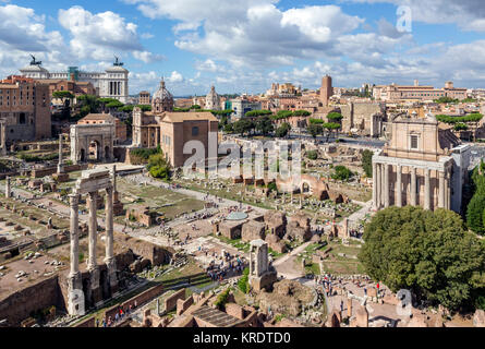 Roma, Forum. Vista dal Colle Palatino oltre le antiche rovine del Foro Romano, Roma, Italia Foto Stock