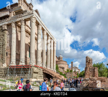 Roma, Forum. La Via Sacra con il Tempio di Antonino e Faustina a sinistra, Foro Romano, Roma, Italia Foto Stock