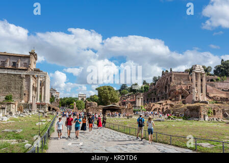 Roma, Forum. Via Sacra con il Tempio di Antonino e Faustina a sinistra e il Colle Palatino a destra, Foro Romano, Roma, Italia Foto Stock