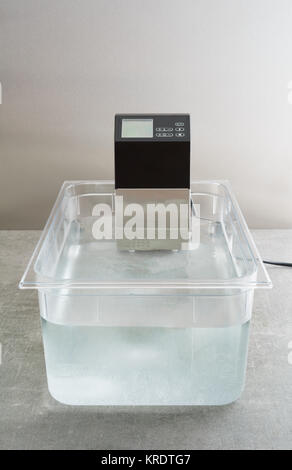 Sous vide precisione circolatore immersione fornello di precisione con acqua Foto Stock