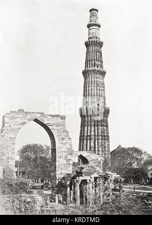 Qutub Minar è un minareto che fa parte del complesso di Qutb, Delhi, India, visto qui c. 1900. Dalle meraviglie del mondo, pubblicato c.1920. Foto Stock