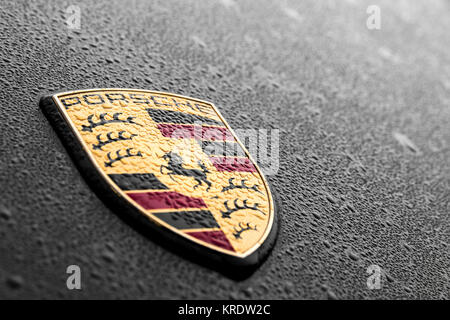 Logo Porsche in un auto nera con l'acqua le gocce di pioggia Foto Stock