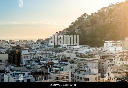 Vista aerea di Copacabana e di Rio de Janeiro in Brasile con una favela di baraccopoli in background Foto Stock