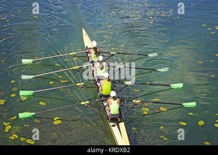 Team di canottaggio quattro-oar donne in barca Foto Stock