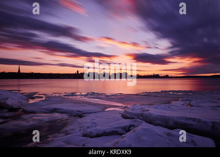 Il fiume Nashwaak in Fredericton fotografati dopo una forte tempesta di neve, con luce dorata di mattina Foto Stock