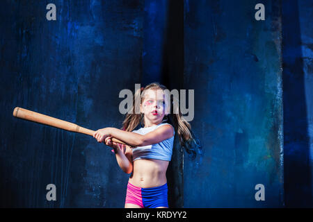 Tema Halloween: Ragazza con la mazza da baseball pronto a colpire Foto Stock