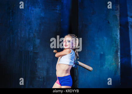 Tema Halloween: Ragazza con la mazza da baseball pronto a colpire Foto Stock