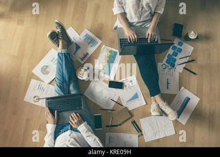 Le ragazze che lavorano da casa - Avvio fino e concetto di business Foto Stock