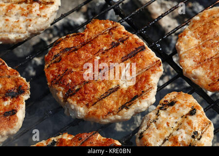 Pollo o Hamburger di tacchino per hamburger sulla griglia Foto Stock