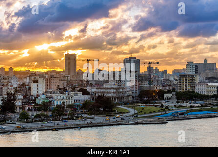 Vista tramonto al centro della città vecchia, Havana, Cuba Foto Stock