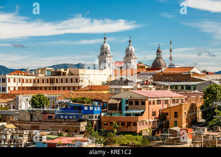 Vista verso il centro della città con le vecchie case e la Basilica di Nostra Signora dell'Assunzione, Santiago de Cuba, Cuba Foto Stock