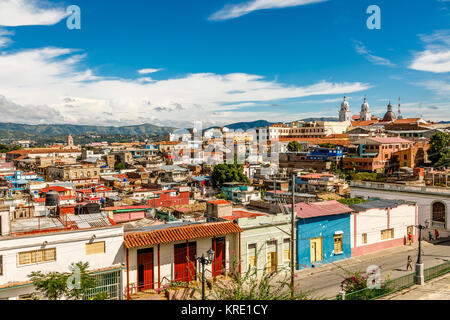 Vista verso il centro della città con le vecchie case e la Basilica di Nostra Signora dell'Assunzione, Santiago de Cuba, Cuba Foto Stock