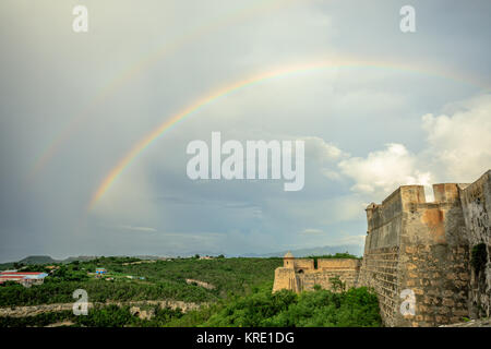 Doppio arcobaleno su San Pedro De La Roca delle mura del castello, Santiago de Cuba, Cuba Foto Stock