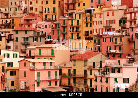 Il grazioso paese delle Cinque Terre di Manarola lungo la Riviera Italiana. Foto Stock