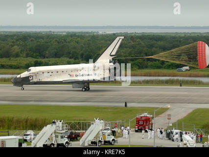 I membri della navetta di atterraggio team di supporto di allegria come lo Space Shuttle Discovery atterra a 9:14 a.m. EDT con equipaggio di STS-121 presso la NASA Kennedy Space Center, Florida. Il servizio STS-121 equipaggio di sette testate nuove apparecchiature e procedure per migliorare la sicurezza di navetta, nonché offrire forniture e effettuare le riparazioni alla Stazione spaziale internazionale. Photo credit: 'NASA/Bill Ingalls' Space Shuttle Columbia Foto Stock