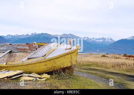 Vecchia barca di legno abbandonato a terra. Foto Stock