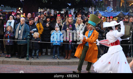 Michelle Keegan (centro) e il marito Mark Wright guardare le stelle su Parade di Disneyland Paris in Francia, insieme con il cast di Hollyoaks e alle famiglie e alle vittime dei bombardamenti di Manchester. Foto Stock