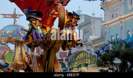 Il cast di Hollyoaks e alle famiglie e alle vittime dei bombardamenti di Manchester guardare le stelle su Parade di Disneyland Paris in Francia. Foto Stock