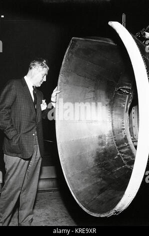 VON BRAUN-DR., DIR. MSFC, ispeziona un GEMINI-AGENA simulatore di docking durante una visita ai veicoli spaziali con equipaggio CENTRO OTTOBRE 1964 Von Braun ispezione Gemini sistema docking Foto Stock