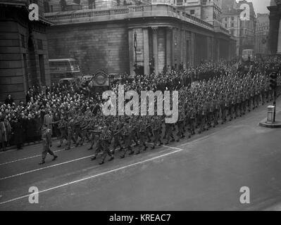 La folla guarda il secondo battaglione Grenadier Guards marzo passato la Mansion House dopo che arrivano da Liverpool Street Station sul loro ritorno dalla Germania. Il Battaglione sono alleviati dal 2° battaglione guardie Coldstream. Foto Stock