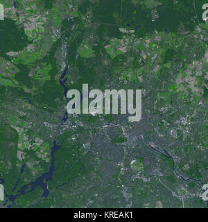 In Germania la più grande città e capitale, Berlino è apparso in record storico fin dal XIV secolo ed è stata una città capitale del regno circostante, impero, o nazione sin dall'inizio del XVIII secolo. Come molte città capitale, Berlino ha visto la sua quota di contese. Poco dopo i bombardamenti della Seconda Guerra Mondiale ha devastato la città, superpotenze della Guerra Fredda che fu divisa in Berlino Ovest e Berlino Est. Tra agosto 1961 e novembre 1989, una parete in esecuzione anche se la città ha rafforzato il divario politico. Dopo una riduzione delle tensioni tra oriente e occidente ammessi i berlinesi per attraversare la parete è stato strappato Foto Stock