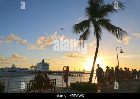 Tramonto a Mallory Square, Key West, FL, Stati Uniti d'America Foto Stock