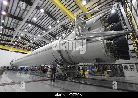 Falcon 9 a SLC-40 durante l evento mediatico (KSC-2011-7886) Foto Stock