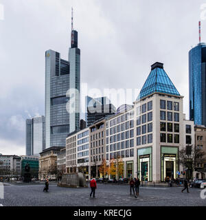 Francoforte, Germania,Goetheplatz. Città urbana cntre vista di Commerz bank alto grattacielo, negozi e monumenti a Goetheplatz,paesaggio urbano vista Foto Stock