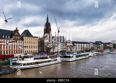 Francoforte, Germania. Fiume vista principale.Bernusbau edificio, Burnitsbau,guglia della cattedrale,edifici appartamento,navi Foto Stock