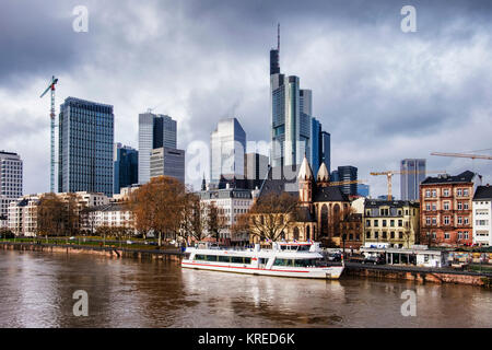 Francoforte, Germania,Commerzbank alto grattacielo,Taunus Tower,St Leonhard la Chiesa.vecchi e nuovi edifici,moderno e storico.Fiume main visualizzazione orizzontale Foto Stock