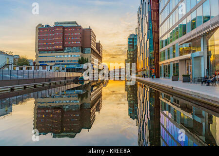 LONDON, Regno Unito - 31 ottobre: architettura moderna durante il tramonto in Paddington Basin lungo il Regents Canal, il 31 ottobre 2017 a Londra Foto Stock