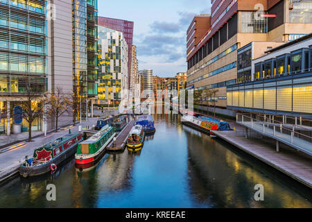 LONDON, Regno Unito - 31 ottobre: questa è una vista serale di Paddington Basin riverside architettura lungo il Regents Canal su ottobre 31, 2017 in Foto Stock