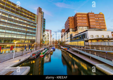 LONDON, Regno Unito - 31 ottobre: questa è una vista serale di Paddington Basin riverside architettura lungo il Regents Canal su ottobre 31, 2017 in Foto Stock