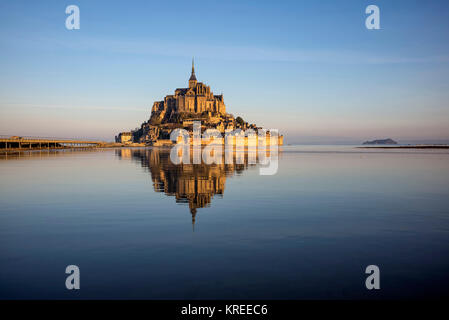 Le Mont Saint Michel (Normandia, a nord-ovest della Francia), 2015/03/22: Spring Tide e di riflessione del monte nell'acqua. (Non disponibile per la postcard p Foto Stock