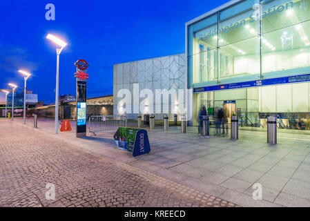 LONDON, Regno Unito - 31 ottobre: la stazione di Paddington riverside ingresso lungo il Regents Canal, il 31 ottobre 2017 a Londra Foto Stock