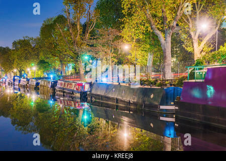 Vista notturna di barche in Little Venice a Londra Foto Stock