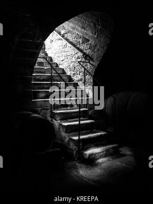 Vecchia cantina scalinata in condizioni di scarsa illuminazione Foto Stock