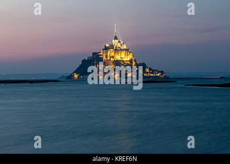 Mont Saint Michel (Saint Michael Mount), Normandia, a nord-ovest della Francia: Spring Tide di aprile al tramonto. (Non disponibile per la produzione di cartolina) Foto Stock