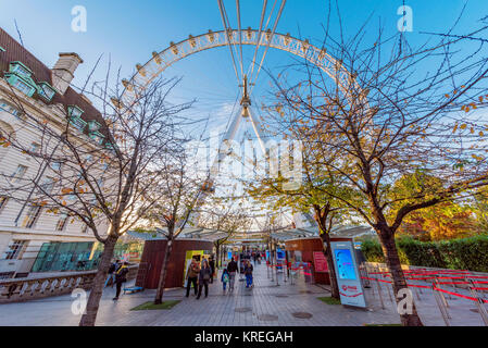 LONDON, Regno Unito - 07 novembre: Vista del London Eye ruota panoramica Ferris, una famosa attrazione e punto di riferimento per il mese di novembre 07, 2017 a Londra Foto Stock