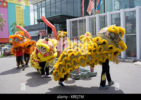 Kota Kinabalu, Malesia - 18 Febbraio 2017: Dragon Dance prestazioni durante il nuovo anno cinese stagione a Sabah Borneo. Foto Stock