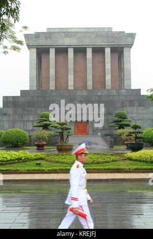 Vietnamita del Nord la guardia d'onore gli stati traversata attraverso il mirino di fronte al mausoleo di Ho Chi Minh, Hanoi, Vietnam Foto Stock