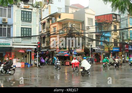 Rainy day angolo di strada visualizzando il sovraccarico vietnamita griglia elettrica, Hanoi, Vietnam Foto Stock