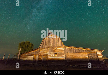 Celeste del cielo aperto fino al di sopra T.A Moulton Barn, Grand Tetons National Park, Teton County, Wyoming Foto Stock