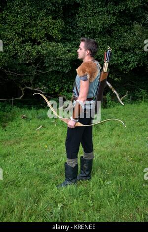 giovane arciere medievale con catena posta, arco e freccia in natura Foto Stock