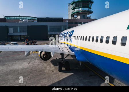 BOLOGNA, Italia - Febbraio 2016: Imbarco passeggeri Ryanair jetliner all'aeroporto di Bologna, Italia a Bucarest, Romania. Ryanair Ltd è un irlandese bassa Foto Stock