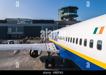 BOLOGNA, Italia - Febbraio 2016: Imbarco passeggeri Ryanair jetliner all'aeroporto di Bologna, Italia a Bucarest, Romania. Ryanair Ltd è un irlandese bassa Foto Stock