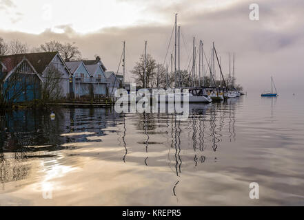 Barche e boathouses on Windermere Foto Stock